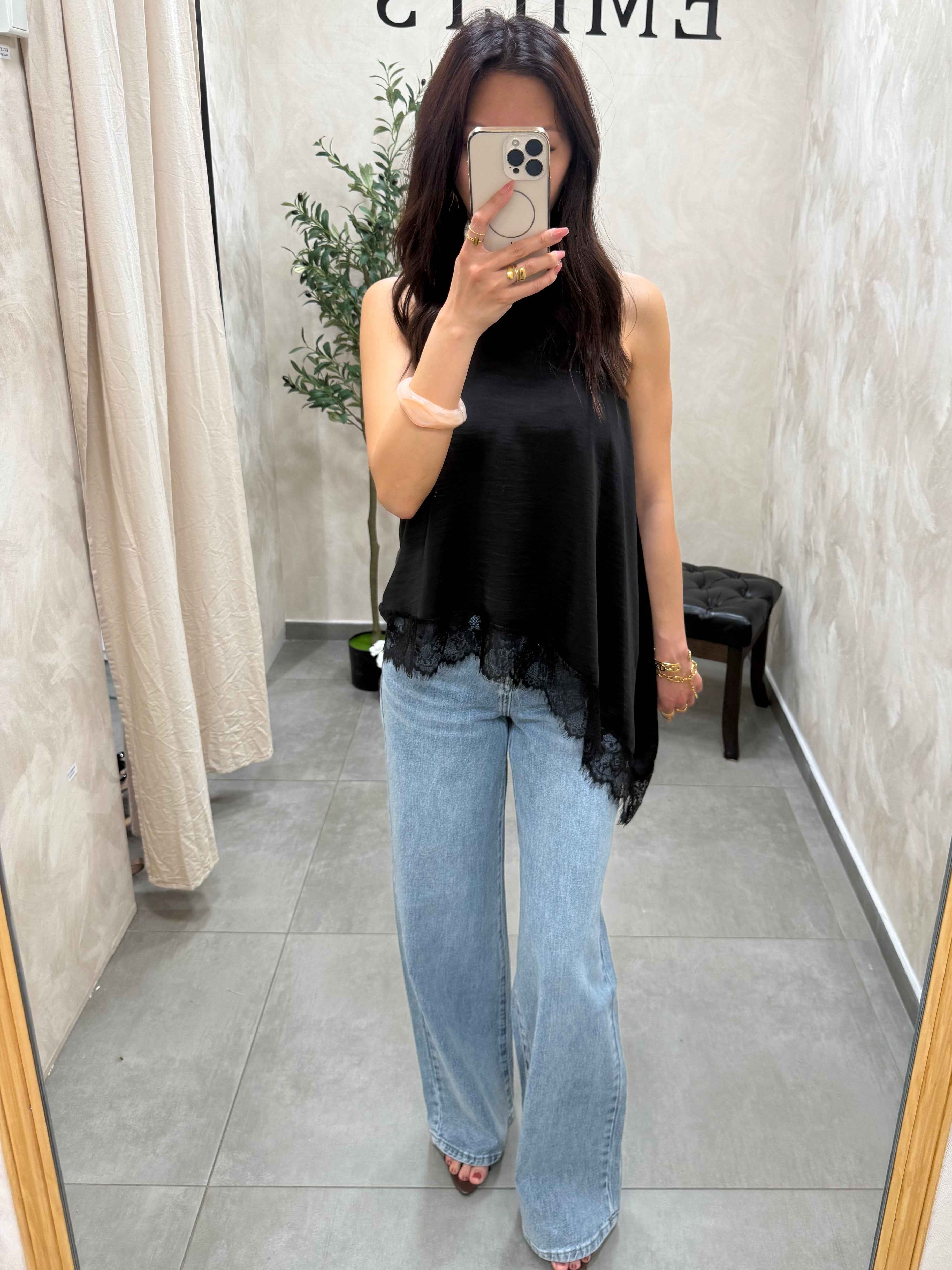 Top asymétrique en satin noire à dentelle