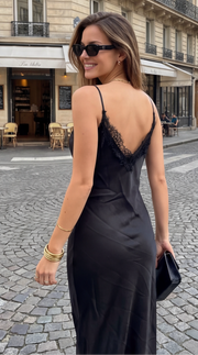 Elegante vestido de satén