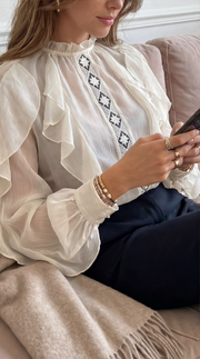 Blusa moderna color crudo con volantes