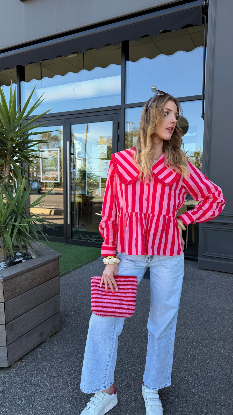 Blusa rosa brillante a rayas