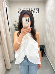 Top a volant blanc avec fleurs