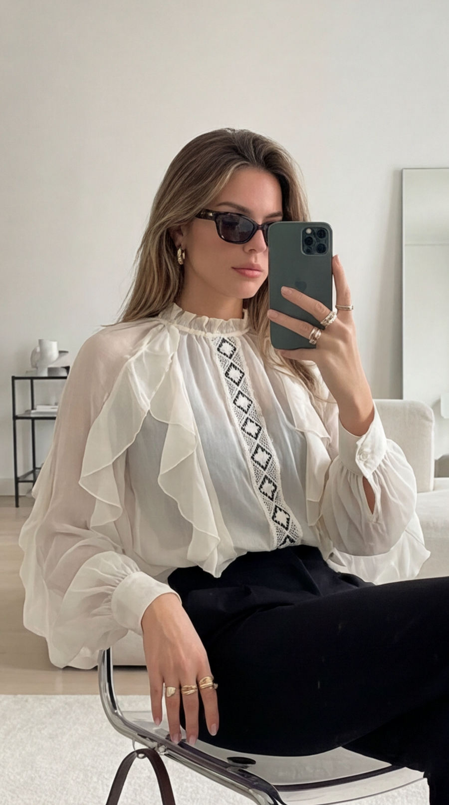 Blusa moderna color crudo con volantes