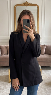 Veste noire élégante et intemporelle