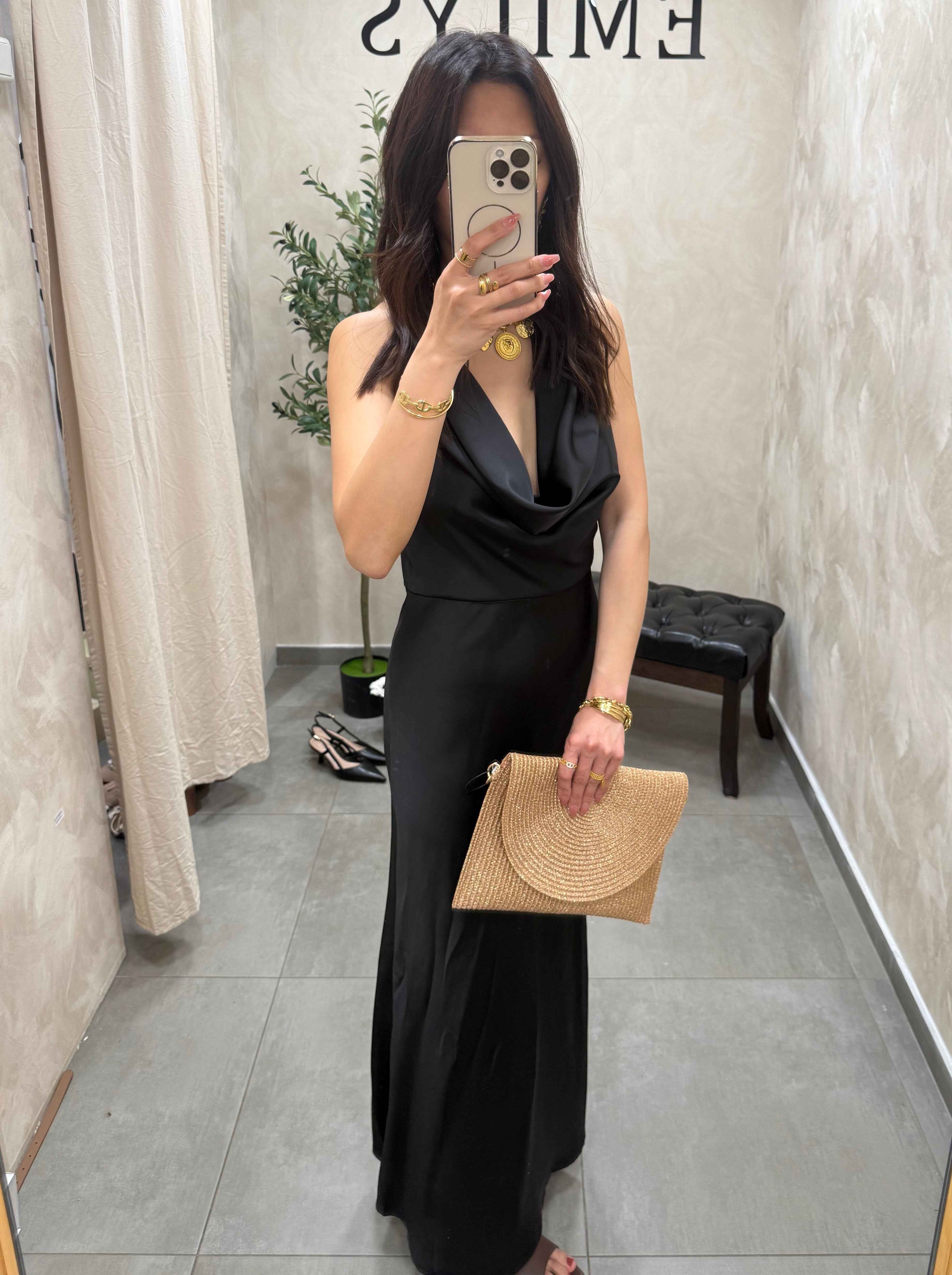 Robe noire en satin