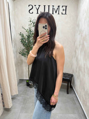 Top asymétrique en satin noire à dentelle