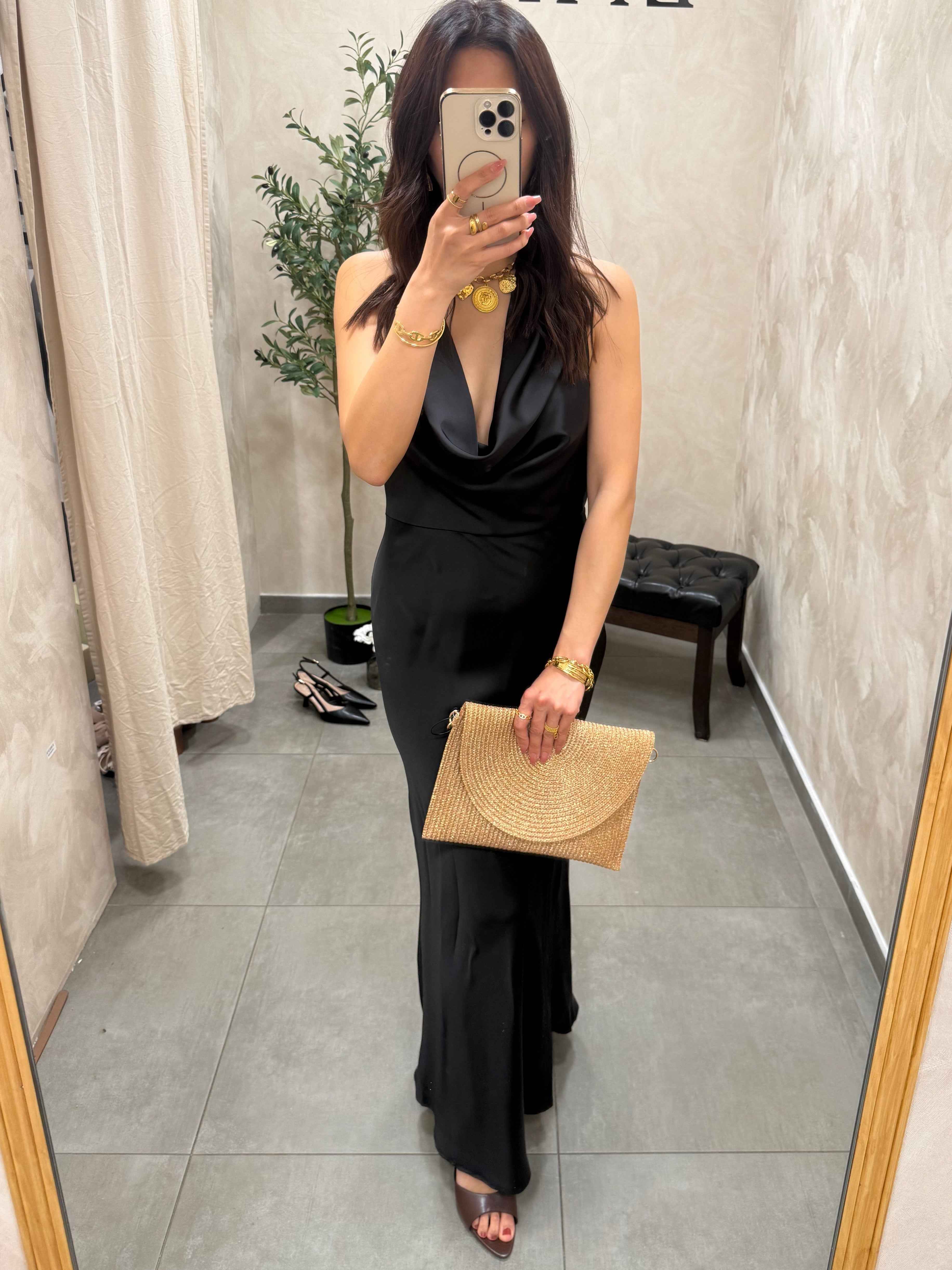 Robe noire en satin