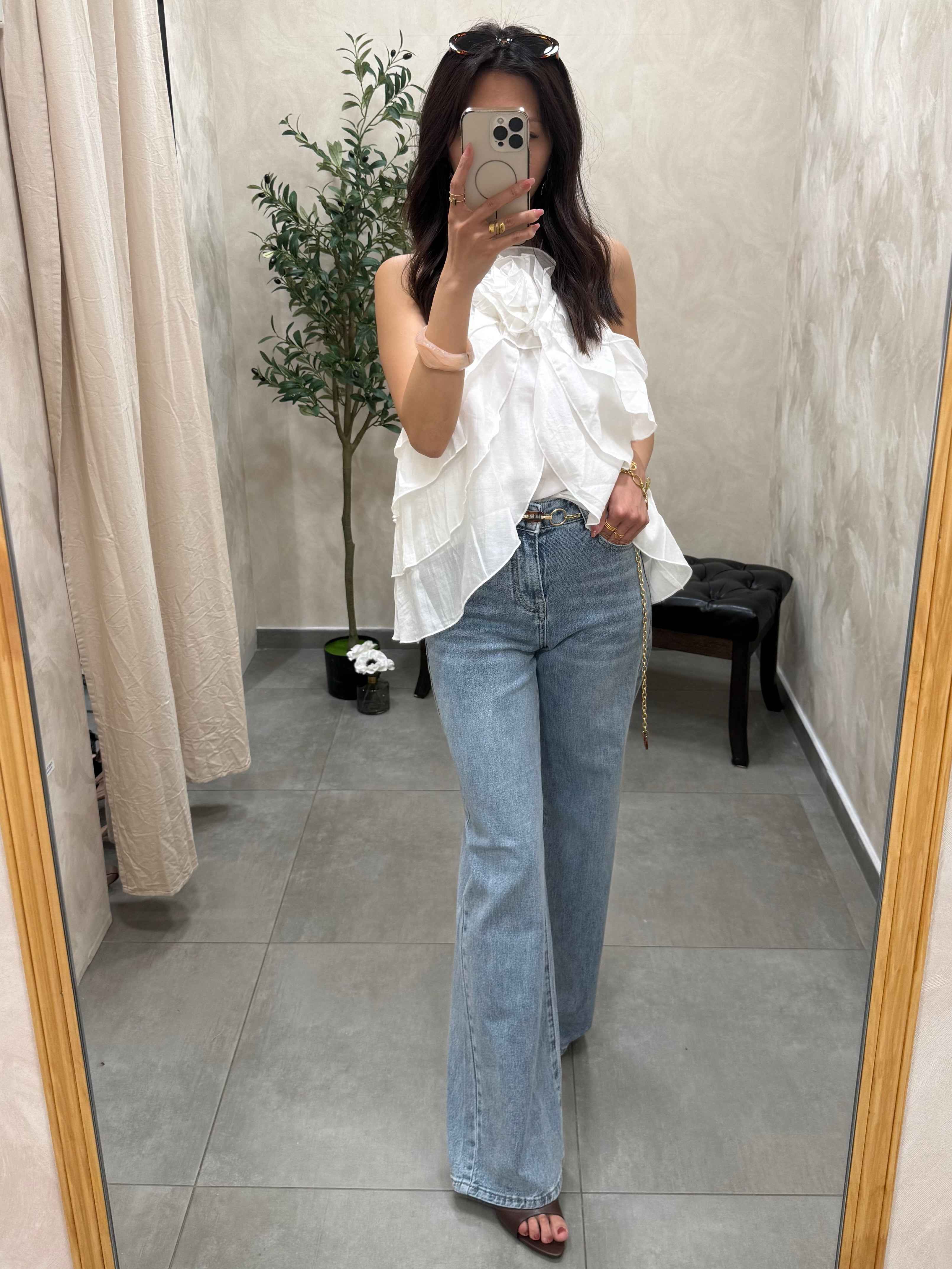 Top a volant blanc avec fleurs