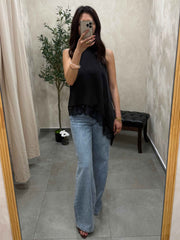 Top asymétrique en satin noire à dentelle