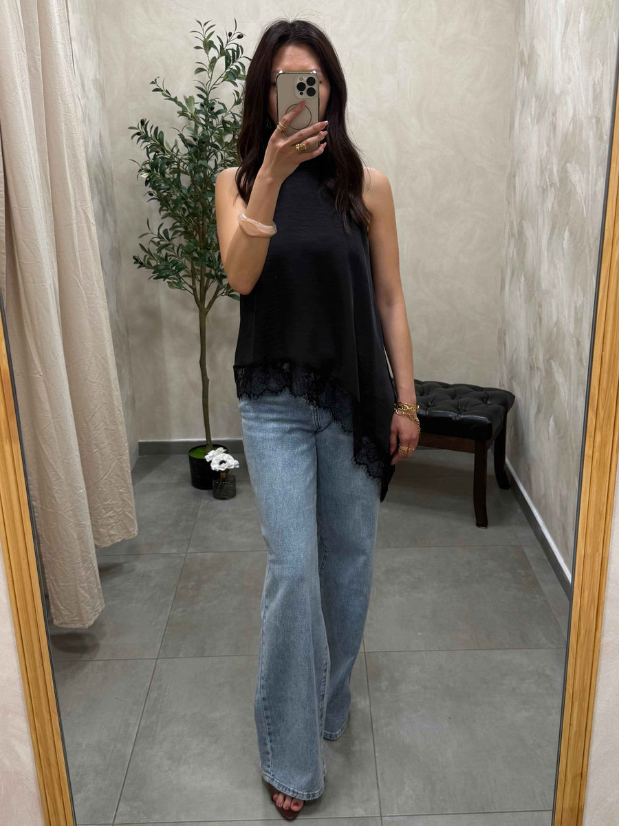 Top asymétrique en satin noire à dentelle