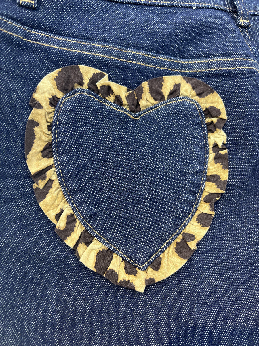 Jean brut cœur léopard: Style Unique et Confort Absolu