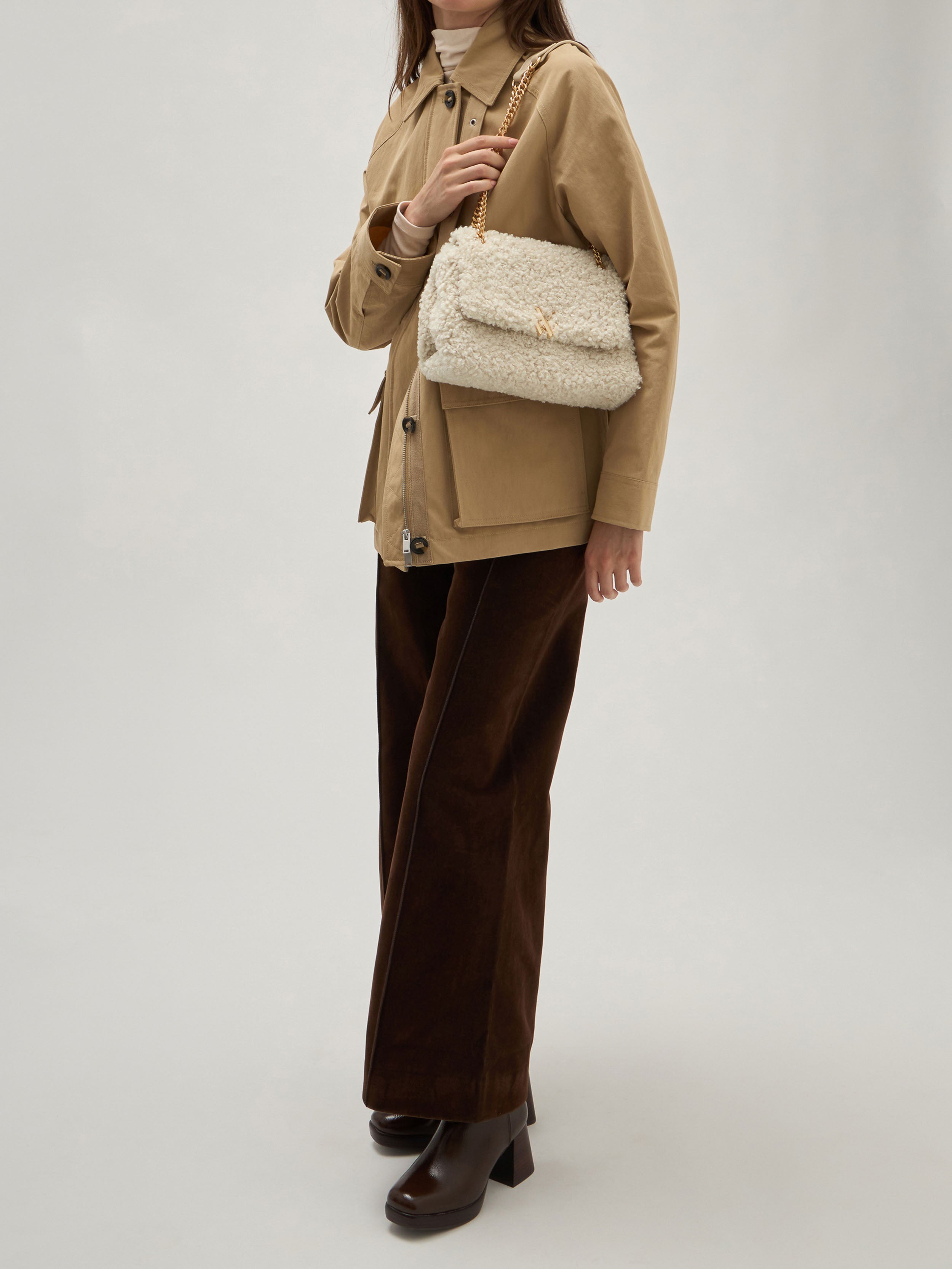 Sac à main Vanessa Wu en faux shearling ivoire avec chaîne femme