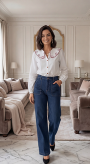 Chemise blanche col bateau avec des cœurs rouges
