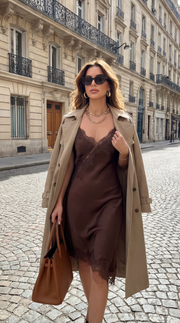 Robe satinée à dentelle