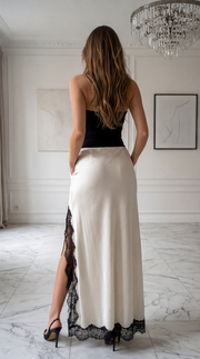 Jupe longue satinée à dentelle noir