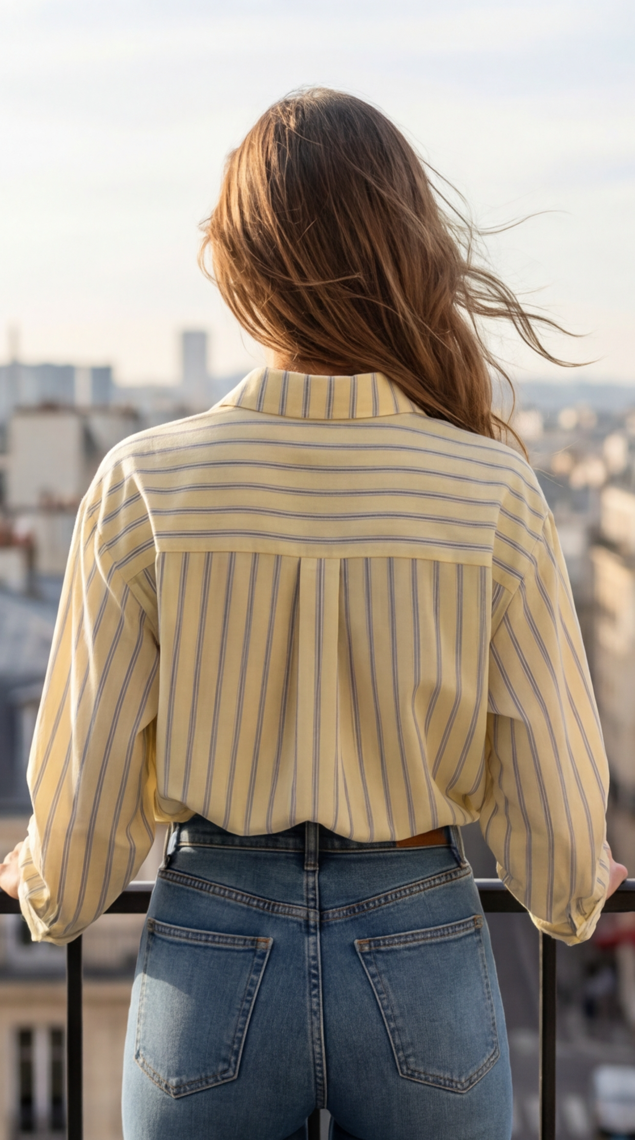 Chemise jaune à rayures fluides