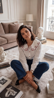 Chemise blanche col bateau avec des cœurs rouges