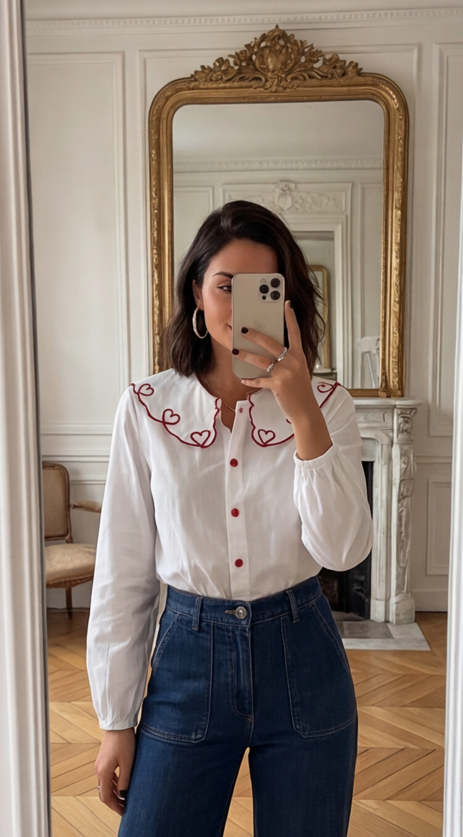 Chemise blanche col bateau avec des cœurs rouges